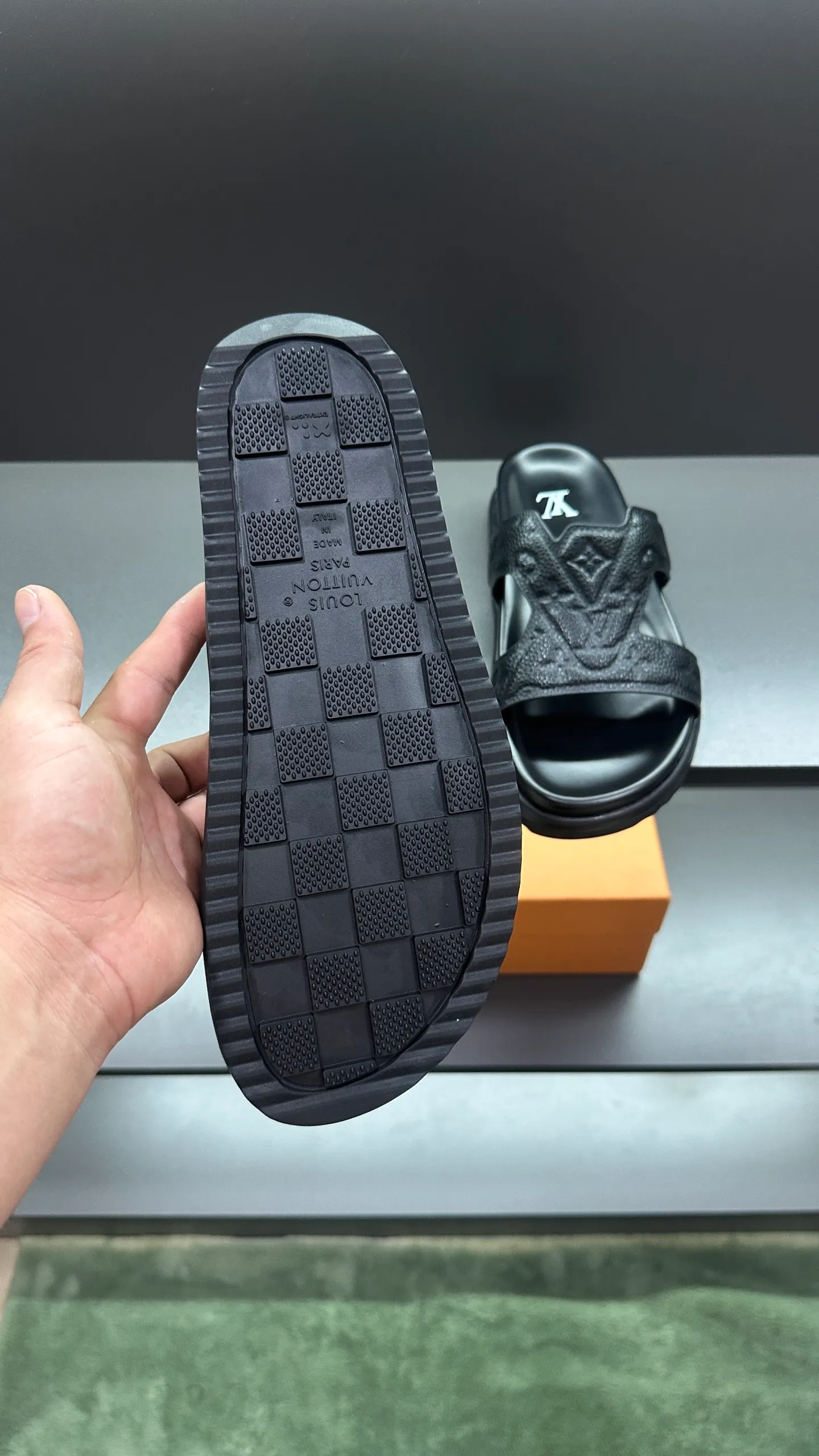 P300 🔍Top purchasing agent LV men's spring and summer slippers counter synchronized. The upper is made of cowhide fabric imported from Italy, with logo graphics and high-quality craftsmanship. The sole is: the original sole provided by the original factory. The exclusive molded sole is super comfortable. The original factory follows the order. 🔍🔍High quality. You can enter and exit the counter at will. Welcome to compare. Size 38-45
